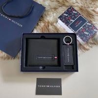 ราคา Set กระเป๋าสตางค์ใบสั้น Tommy Hilfiger พร้อมพวงกุญแจ ผู้ชาย (28182655296)