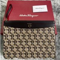 ราคา กระเป๋าถือ/คลัทช์ แบรนด์ FERRAGAMO ลาย Signature พร้อม Hard Logo มีซิปเปิด-ปิด (12364902704)
