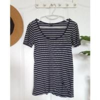 ราคา MANGO Basics เสื้อยืดสีกรมลายขวาง แท้มือสอง (9802616752)