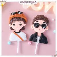 ราคา วันวาเลนไทน์อินเทรนด์คู่เค้กเซรามิกนุ่มปลั๊กอินผมสั้นสาวแว่นกันแดดเด็กผู้ชายเค้กตกแต่งเครื่องประดับ (29819567622)