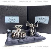 ราคา : New!! Prada Hair Clip ราคาต่อตัวนะคะ ‼️ก่อนกดสั่งรบกวนทักมาเช็คสต๊อคก่อนนะคะ‼️ (43550475120)
