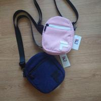 ราคา กระเป๋าสะพายข้าง FILA SBF220805U Unisex Crossbody Bag (สีน้ำเงิน/สีชมพู) (มือ1) (22119890369)