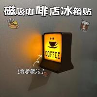 ราคา ร้านกาแฟอเมริกันแสงแม่เหล็กการ์ดตกแต่งส่องสว่างไฟกลางคืนตู้เย็นสติกเกอร์บันทึกแม่เหล็กสติกเกอร์แม่เหล็กเรซิ่นเครื่องประดับ (43263698009)