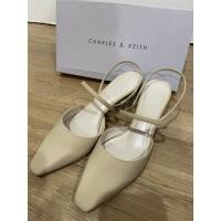 ราคา รองเท้าส้นเตี้ย Charles&Keith สีครีม มือสอง ไซส์ 39 (19992685274)