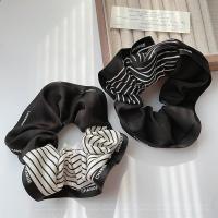 ราคา ขัดถูผมสไตล์ฝรั่งเศสชาแนล ยกระดับแฟชั่น สีดำสีขาว สำหรับผู้หญิง พร้อมยางรัดและหางม้า (27338464345)