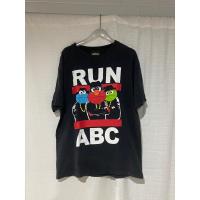 ราคา เสื้อ RUN ABC SESAME Rap DMC มือ2 ไซร้ L อก 22นิ้ว ยาว 29นิ้ว ราคา 800บาท (22390063146)