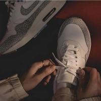 ราคา Nike Air Max 1 S สลักหินสีเทาและสีขาวอีกครั้งการดูดซับแรงกระแทกกันลื่นรองเท้าวิ่งลำลองแบบย้อนยุคที่ทนต่อการสึกหรอ unisex (23967209203)