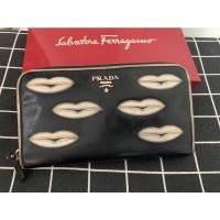 ราคา กระเป๋าสตางค์มือสอง PRADA Goatskin Lip Print Zip Around Wallet Black Talco แท้ค่ะ (14205521182)