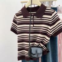 ราคา (AVAILABLE)เสื้อโปโลลายทางแนวนอนสีน้ําตาลและสีขาวสําหรับผู้หญิงในผ้าขนสัตว์ทอขนาดกลาง APL002 - Tiktik (42151893760)