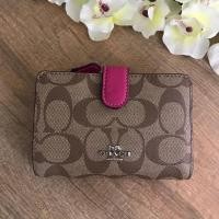 ราคา COACH F23553 MEDIUM CORNER ZIP WALLET IN SIGNATURE CANVAS (KHAKI/CERISE/SILVER) (1889983726)