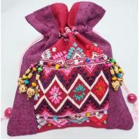 ราคา กระเป๋าหูรูดผ้าฝ้ายสีม่วงมะปริง ตกแต่งผ้าทอลายแดง (22111778259)