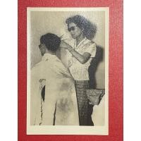 ราคา รูปถ่ายเก่าพระบรมฉายาลักษณ์ สมเด็จย่าปลงพระเกศาในหลวงรัชกาลที่ 9 ภาพมงคลสำหรับร้านตัดผม ช่างตัดผม และผู้ที่ต้องการบูชา (18494330093)