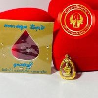 ราคา จี้หลวงพ่อคูณ หล่อจิ๋ว วัดบ้านไร่ รุ่นคูณเศรษฐีปี37 ซุ้มหัวสิงห์ เนื้อกะไหล่ทอง เลี่ยมทองแท้90% กันน้ำ (9633395823)