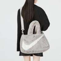 ราคา ✽♞Nike/Nike ผู้ชายและผู้หญิงขนเทียมตะขอขนาดใหญ่กระเป๋าสะพายไหล่ตุ๊กตา DQ5804-010-012-491 (25902047178)