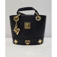 ราคา MCM black leather mini bucket top handle bag with keyring มือสอง ของแท้ (25070973432)