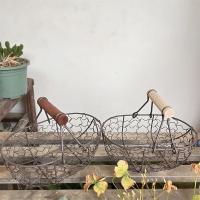 ราคา สีขาวสีดําสีสนิมย้อนยุคตาข่ายตะกร้าเหล็กขนาดเล็กแบบพกพาสีฟ้าด้ามไม้ตะกร้าลวดเหล็กสก์ท็อปจิปาถะตะกร้าเก็บตะกร้าเก็บตะกร้าดอกไม้แต่งงานสวนตกแ (26811516080)