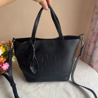 ราคา Esquire แท้ ทรงถัง หนังแท้ สายยาวเดิม สภาพดีมีร่องรอยใช้งานทั่วไป ซับในแบรนด์ขนาด 8 นิ้วกว้าง 5 นิ้วสูง 8 นิ้ว 490 บาท (41252906368)