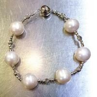 ราคา สร้อยข้อมือมุกประดับเงินชุบทองขาว (6438256687)