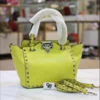 ราคา กระเป๋าของแท้ Valentino Rockstud Small Trapeze Tote Bag Yellow (26427791741)