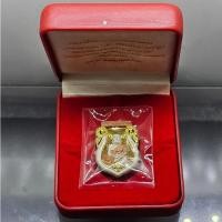 ราคา หลวงพ่อทวด เหยียบน้ำทะเลจืด รุ่นครบรอบกระทรวงกลาโหม 115 ปี เนื้อเงินสามกษัตริย์ ปี2545 พร้อมกล่องเดิม (27061640974)