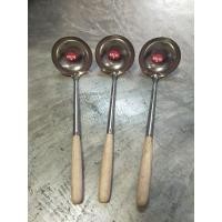 ราคา กระบวยสแตนเลสด้ามไม้ กว้าง 4 นิ้ว (29584781179)