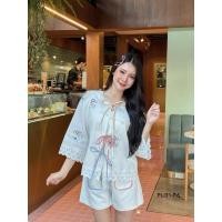 ราคา เซ็ต 2ชิ้น เสื้อ/กางเกง ผ้าลินินทอลายสายผูกโบว์หน้า แต่งขอบลูกไม้ (27916885685)