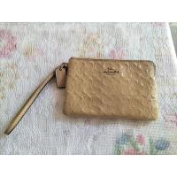 ราคา กระเป๋ายี่ห้อCOACHแบบคล้องข้อสีครีมมืองสอง (24315217414)
