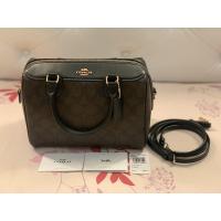ราคา Coach 9” ทรงหมอน ลาย C สีน้ำตาลเข้ม/ดำ ของแท้100% (7658568013)