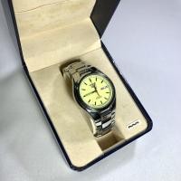 ราคา SEIKO 5 AUTOMATICแท้ นาฬิกาสายสแตนเลสเรือนเงินหน้าปัดสีเหลืองและเป็นพรายน้ำยามอยู่ในที่มืดเห็นเวลาชัดเจนมากมือสองสภาพดี (19265367407)