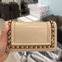 ราคา งานแท้100%outlet CHARLES & KEITH CHAIN DETAIL CLUTCH ckหน้าโซ่ทองสีครีม (2610364679)