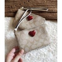 ราคา Coach คล้องมือ size S 1 ซิป Limited collection Valentine 2020 แท้100% (1515927519)