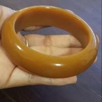 ราคา กำไลหยกพม่าแท้ สีน้ำผึ้งประกายทองสีเสมอรอบวง (Type A) วงใน 58.6mm (862523157)