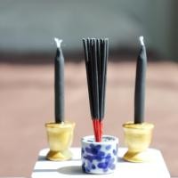 ราคา ชุดธูปเทียนดินปั้นจิ๋วสีดำงานดินปั้นชุดธูป 9 ดอก เทียน 2 เล่ม สูงประมาณ 4'' (24277656865)
