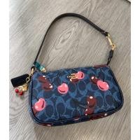 ราคา กระเป๋าสะพายข้างCoach สีน้ำเงินลายเชอร์รี่ พิมพ์ลายเล็กน่ารักพร้อมสายสะบัดสตรอเบอรี่ (40018745645)
