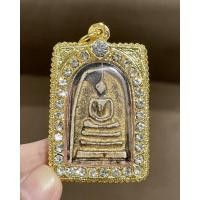 ราคา สมเด็จหลังพระราชลัญจกร ร.4 เนื้อผง ลงรักดำปิดทองเก่า ใส่กรอบชุบทองไมครอนประดับพลอย (20244288142)
