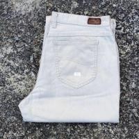 ราคา 13/35 ยีนส์ Lee(มือสอง) Costa Rica เอว35.5" ตึง36"ยาวทั้งตัว 44.5"ขา9"สภาพใหม่ ผ้าแน่นสีครีม ไม่มีตำหนิ (25234812084)