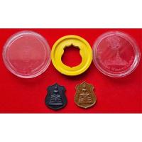 ราคา หลวงพ่อโสธร เหรียญอาร์ม ปี 2538 รุ่นสร้างอุโบสถหลังใหม่ เนื้อทองแดงรมดำ+กระเบื้องหลังคาโบสถ์ พระ 2 องค์ ในตลับ(แท้100%) (27428074788)