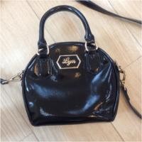 ราคา กระเป๋า lyn crossbody สีดำ ทรงกลม (13557749)