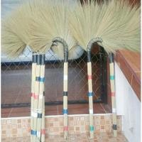 ราคา ไม้กวาดดอกหญ้า ไม้กวาดทำมือ หนาแน่นงาน OTOP ขนาด 2ด้าม (3788816439)