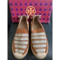 ราคา TORY BURCH รองเท้าส้นเตี้ยทอรี่ เบิร์ช (42522027427)