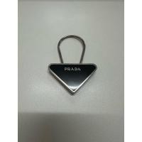 ราคา PRADA ของแท้ มือสอง พวงกุญแจ รุ่นคลาสสิค สภาพดี (25934465899)