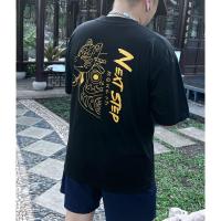 ราคา เสื้อยืด oversize สกรีนลาย2 ด้านสไตล์ญี่ปุ่นสุดเท่!ด้านหน้าตัวอักษรปั๊มนูนสีทอง ด้านหลังสกรีนลายดารุมะ โดดเด่นไม่ซ้ำใคร (26774745836)