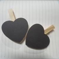 ราคา ป้ายกระดานดำ แบบหนีบ รูปหัวใจ กระดานดำ ราคาถูก เขียนแล้วลบได้ ป้ายราคา ป้ายเลขโต๊ะ ป้ายไม้พร้อมคลิปหนีบ อันเล็ก1ชิ้น (11885548440)