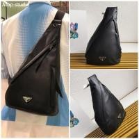 ราคา Pre order ราคา7000 Prada ปราดา 2VZ092 กระเป๋าคาดอก Leather Size26.5*37.5*10CM (27971381251)