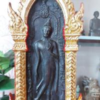 ราคา พระกำแพงศอกปางลีลา เนื้อตะกั่ว ประดิษฐานในซุ้มโลหะทาทองสภาพผ่านกาลเวลาตาภาพบรรยาย ซุ้มสูง 15.5 นิ้ว ฐาน 8×3.5 นิ้ว (28834073343)