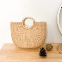 ราคา กระเป๋าสานผักตับชวาทรงครึ่งวงกลมไซส์L (15446157709)