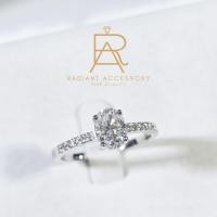 ราคา แหวนเงินแท้เม็ดชูฝังเพชร Moissanite 1.5 กะรัต ทรง Oval และฝังบ่าข้าง ชุบทองคำขาว (43603342281)