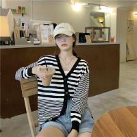 ราคา พร้อมส่ง เสื้อคลุมคอวีแขนยาวลายทางสีขาวดำ กระดุมหน้าสามเม็ด ทรงน่ารัก ผ้ายืดทอแบบไหมพรม (13105104850)