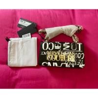 ราคา กระเป๋าสะพายข้าง Versace Jeans Couture โลโก้ทอง สายโซ่ ของแท้‼️ (28539829104)