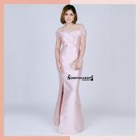 ราคา ชุดราตรียาวออกงานสีชมพู ทรงเปิดไหล่ระบายแต่งผ้าไหมแก้ว กระโปรงยาวผ่าหน้า แนวเรียบๆ สวยหรู ดูดี (7611146751)